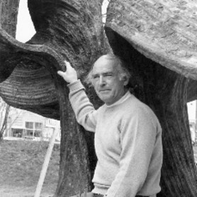 Harry Bertoia in front of one his welded bronze fountains, early 1970s, © photo: Vitra Design Museum, Bertoia Estate, photographer unknown