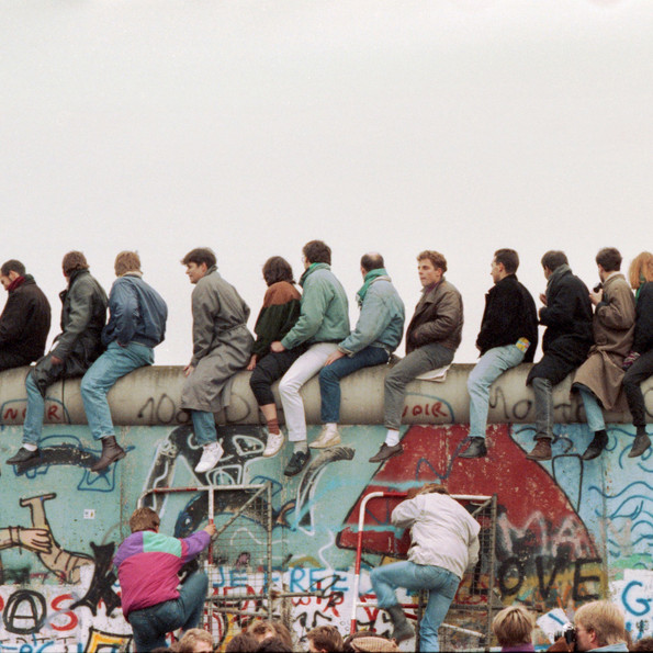 [Translate to English:] Mauerfall in Berlin, 12. November 1989 © Tim Wegner / laif