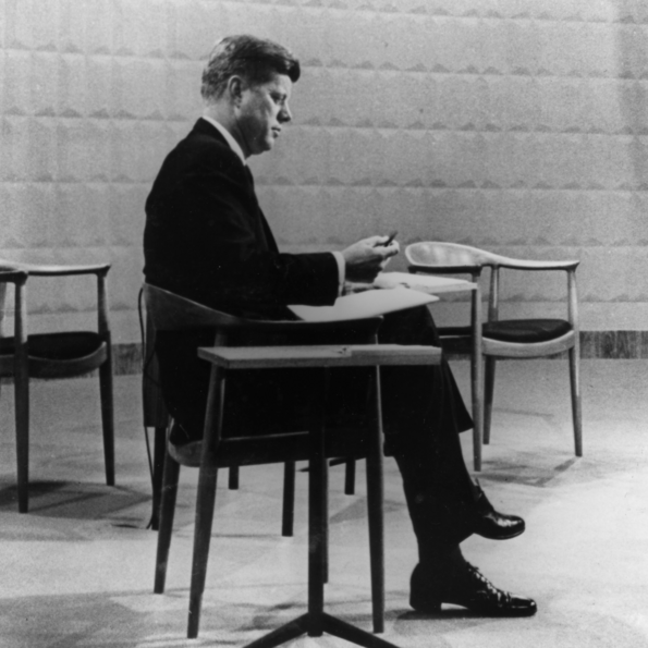 John F. Kennedy während der Fernsehdebatte anlässlich des US-Präsidentschaftswahlkampfs 1960 auf Wegners »JH501« (1949-50), Courtesy Hans J Wegners Tegnestue