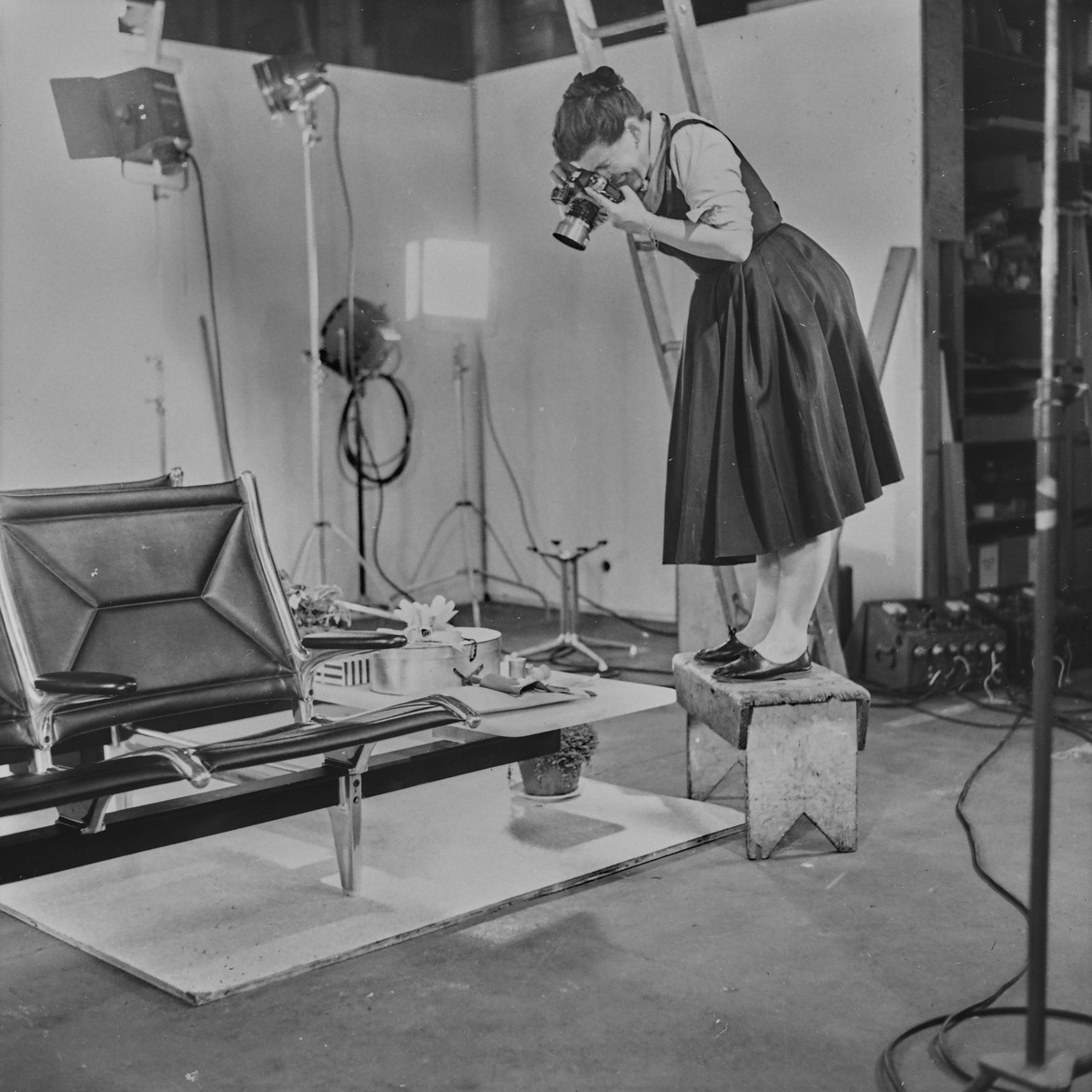 Ray Eames photographing the »Tandem Seating« at the Eames Studio, 23 October 1962, Eames Collection Vitra Design Museum © Eames Office LLC