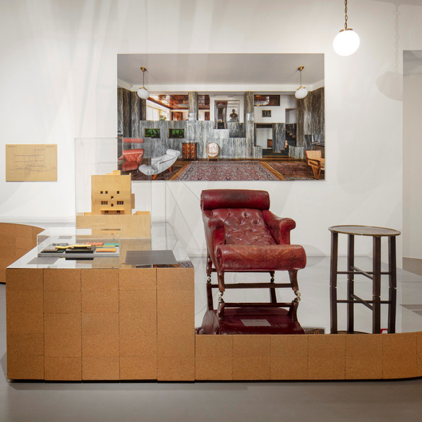 Installation view »Home Stories: 100 Years, 20 Visionary Interiors« © Vitra Design Museum, Photo: Ludger Paffrath