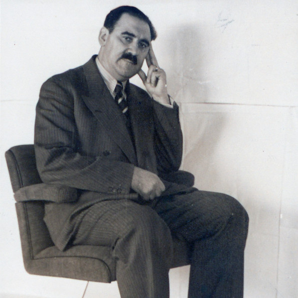 Anton Lorenz on a chair with a pillar made from glass (experiment), 1938/39 © Vitra Design Museum, Estate Anton Lorenz