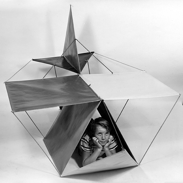 Publicity photograph of »The Toy« in the airplane configuration © Eames Office LLC