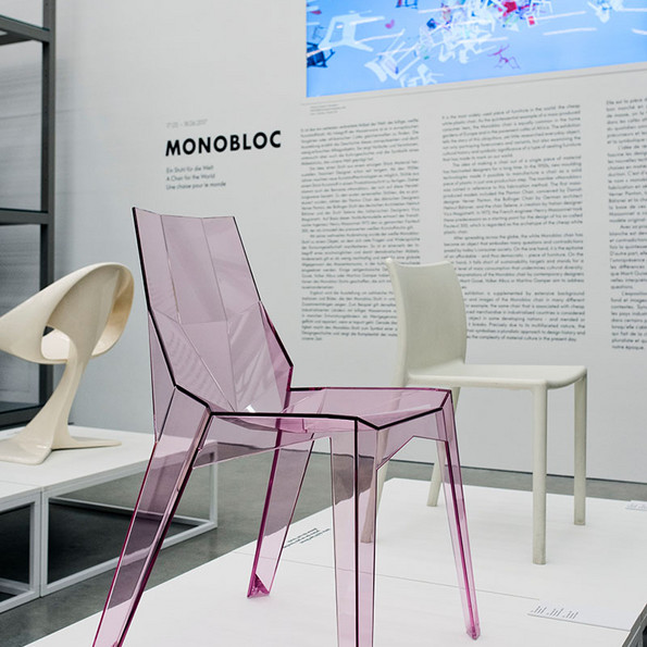 Ausstellungsansicht © Vitra Design Museum »Monobloc – Ein Stuhl für die Welt«, 2017, Foto: Roland Schmid