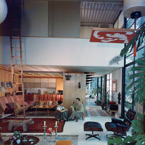 Charles and Ray in the living room of the Eames House, 1958 © J. Paul Getty Trust, Los Angeles, Photo: Julius Shulman