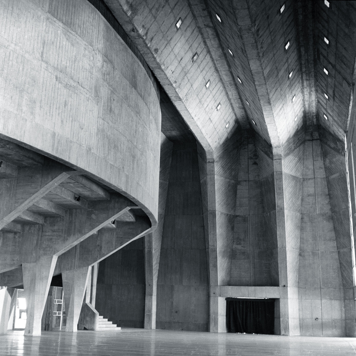 Interior view of the foyer at the Tagore Memorial Hall: »Tagore Memorial Hall«, Ahmedabad, 1967  © Vastushilpa Foundation, Ahmedabad