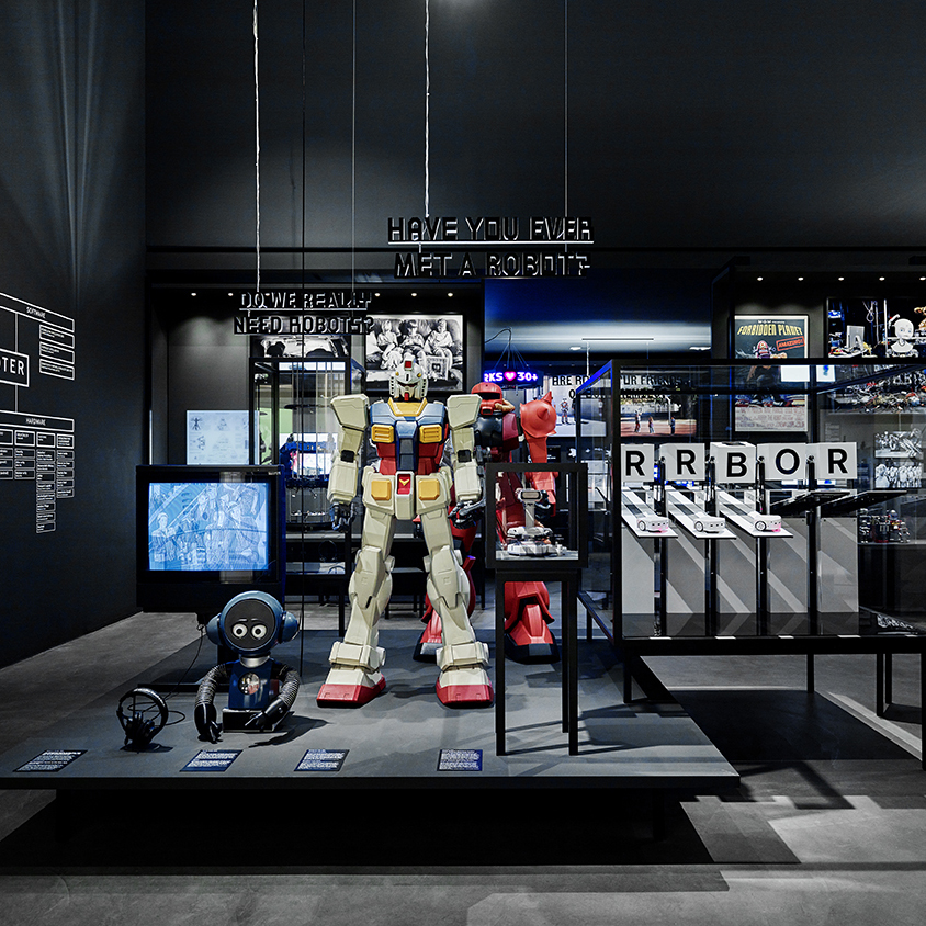 Ausstellungsansicht Vitra Design Museum »Hello, Robot. Design zwischen Mensch und Maschine«, 2017, Foto: Mark Niedermann